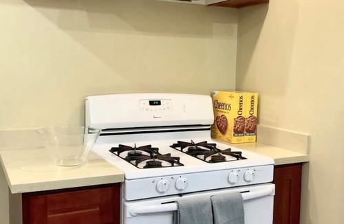 El Cerrito House | Modern and Perfect Self Contained 4B/2BA Home + Parking + BART