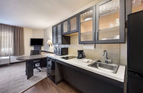 Nanuet Hotel | Modern Apartment-Style Suite with Kitchen + Free Parking & BBQ Facilities!