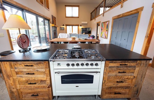 Gansevoort House | Modern Barn-Style Getaway Sleeps 10 Dog-Friendly