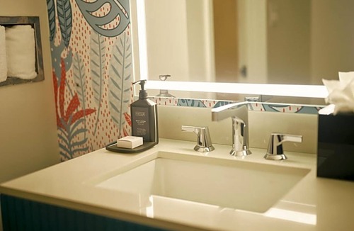 Downtown San Francisco Hotel | Modern Comfort & Heated Rooftop Pool in the Heart of San Francisco