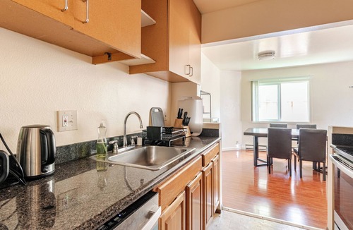 Albany Apartment | Modern & Cozy 2 Bedroom 2 Bathroom Suite with Sofabed 75" TV