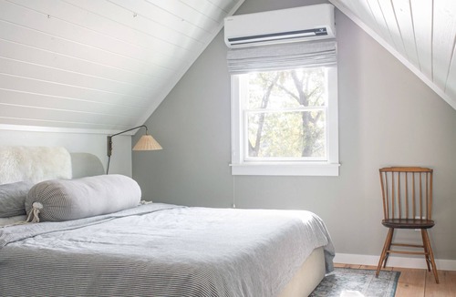 Rogers House | Modern cozy carriage house on quiet corner lot -walk/bike to downtown- sleeps 5