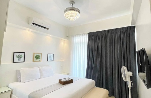 Poets Corner House | Modern Family Oasis 2BR/2BA + Private Backyard