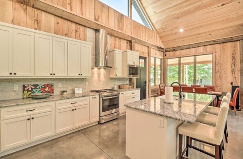 Higden House | Modern Lakehouse w Patio TV & Loft Sleeps 14