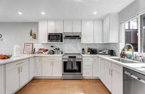 Daly City House | Modern Lux 4B/3BA Retreat w/LED Game Room and Bar