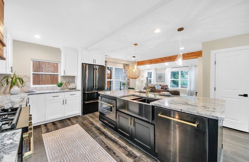 Hapeville House | Modern Luxe 5 BR 4 BA home. Near the Airport and Downtown Atlanta
