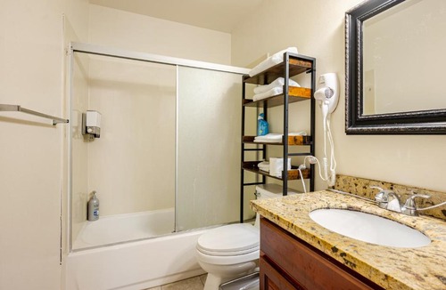 Berkeley Apartment | Modern One Bedroom Unit, Sofa Bed, Adjustable Queen Bed, 75 Inch Smart TV and Indoor Secure Parking