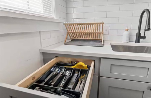 Mount Washington House | Modern Pet-Friendly 2BR - Yard, Deck & Parking