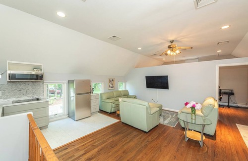 Lyons House | Modern Private 1BR/1BTH w/1-car Garage Parking Near Hospitals/Corporate Office