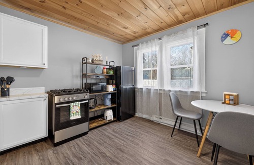 Liverpool House | Modern space - fully equipped kitchen in village of Liverpool