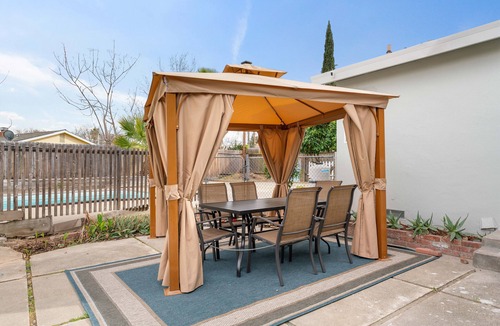 Citrus Heights House | MODERN SPACIOUS 4B2B GAME RM, OFFICE, & PRIV POOL