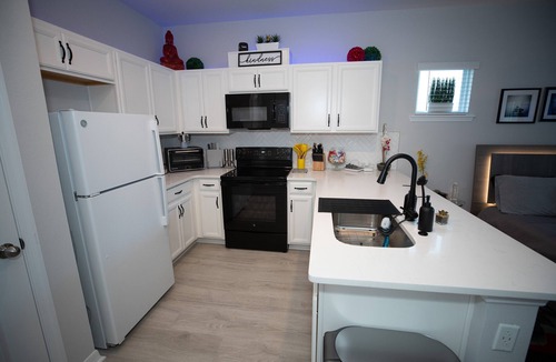 Colonialtown South Apartment | Modern Zen. Private Studio & Hot tub in the heart of downtown Orlando