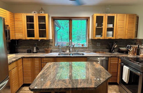 Mountainville Cabin | Mountain Brook Cabin w/4-bedroom in lovely Cornwall with Jacuzzi Tub and Sauna