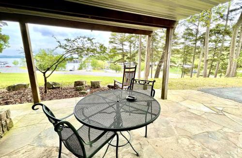 Mount Ida Hotel | Mountain Harbor Queen Guest Room on Lake Ouachita