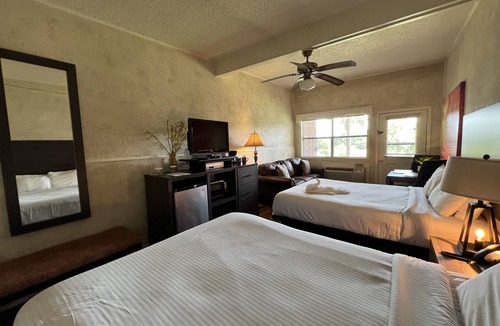 Mount Ida Hotel | Mountain Harbor Queen Guest Room on Lake Ouachita by RedAwning