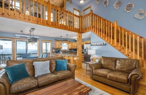 Walnut Mountain Cabin | Mountain View Cabin with Hot Tub, Game Room & Resort Pool