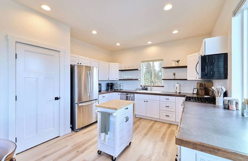 Diamond Ridge House | Mountain View Retreat in Homer - Entire House. Bright, Clean, Renovated Home.