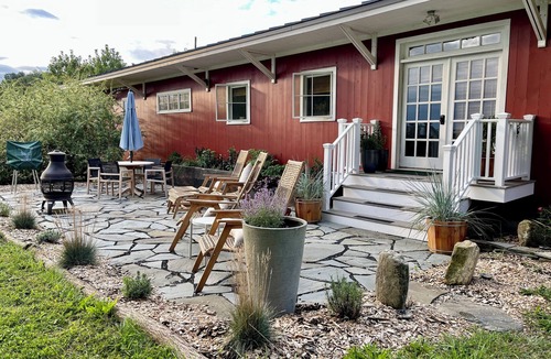 Cambridge Apartment | Mt View, Pickleball on “Where the Wild Things Are" Author’s Private Retreat
