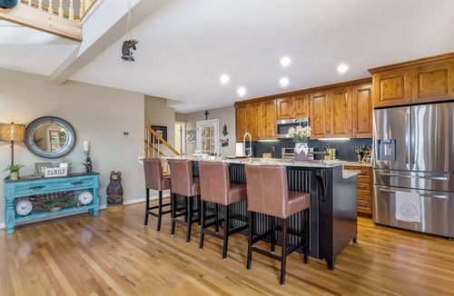 Walnut Mountain Cabin | MTN views - Sleeps 10 - Large Kitchen & Living Room - Great Family Retreat