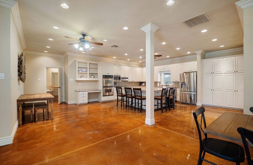 Cecil Cabin | Multi-family Lodge with 8 acre lake and plenty of space, 12 mins to Fort Smith
