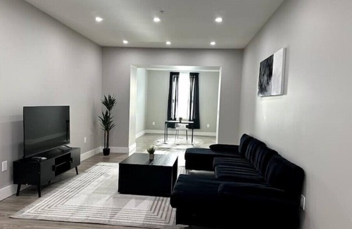Albany Apartment | N E W Modern 1 Bedroom RARE Apt w office space