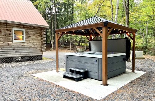 North Creek Cabin | Nature Lodge w/Large Hot Tub, Firepit, Fireplace,5mns to Gore Mountain!