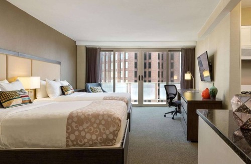 Logan Square Hotel | Near LOVE Park | Skyline Rooftop Pool with Kitchen