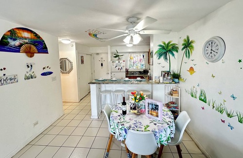 McCully - Moiliili Apartment | Near WAIKIKI Beach, FREE parking, POOL View, Sleep 6