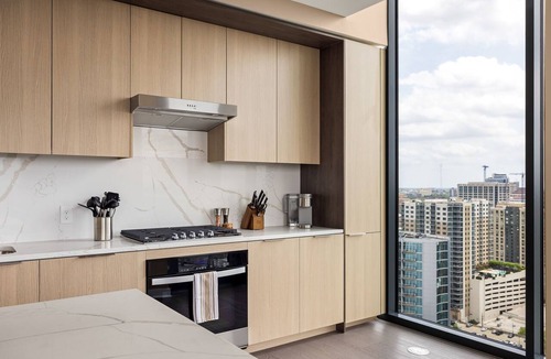Midtown Apartment | *New* 26th Floor Corner - Goldfinger by ALR
