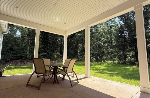 Kendall House | New Construction 4-bedroom Modern Farmhouse house in charming Kalamazoo withWiFi