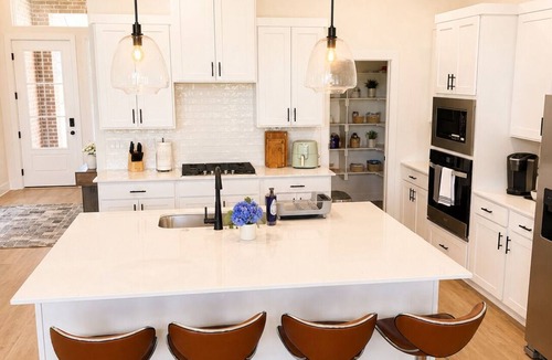 Bentonville - Fayetteville House | New Designer 4BR Sleeps 8 Near UofA & Trails