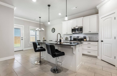 Springdale House | New Home: King bed, Near U of Ark, Family Friendly