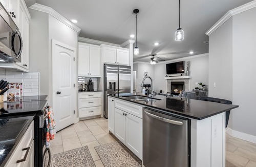 Springdale House | New Home: King bed, Near U of Ark, Family Friendly