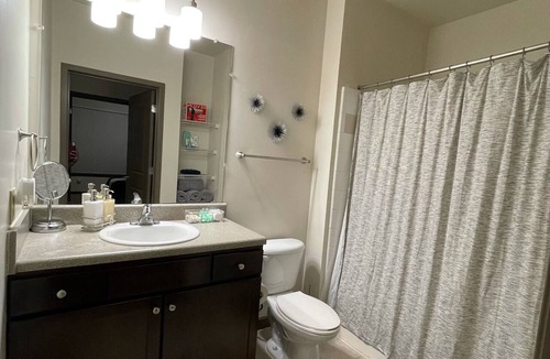 Westside Condo | ⭐️NEW LISTING⭐️Luxury Condo Suite w/Netflix & Wine