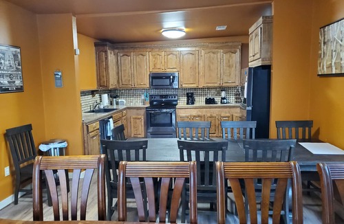 Hot Springs House | New Lower Rates! Amazing 8 Bedroom 3 Story Downtown Hot Springs! No Admin Fee!