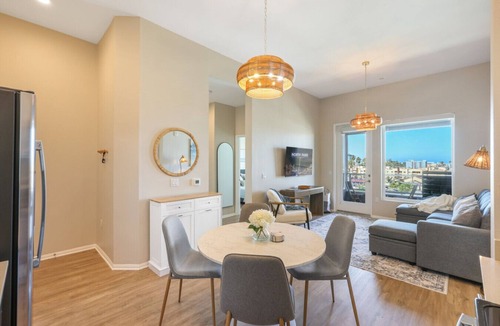 North Park Apartment | New N Park 2 Br Penthouse~King Beds~WorkSpaces~Views~Parking!
