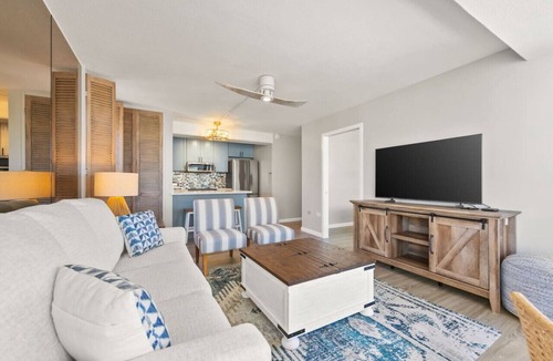 Tantalus Apartment | [New]Ocean + Sunset Views Parking Kitchen WD