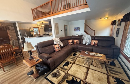 Thendara House | New property close to Town! Green Bridge Lodge- 5-bedrooms 3 bathrooms Hot Tub
