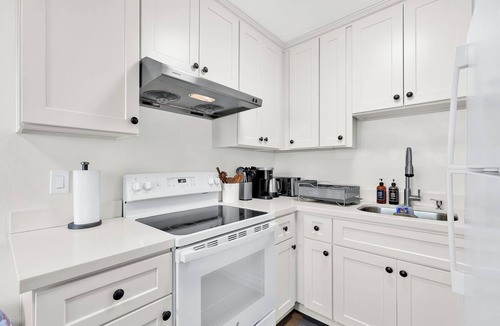 Central Berkeley Apartment | New2BR! Comfy Apt, Walk to UC Berkeley & Downtown with workspace, wifi & parking