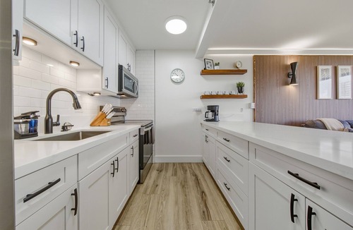 Waikiki Apartment | Newly renovated, Free Parking, One block to Waikiki Beach