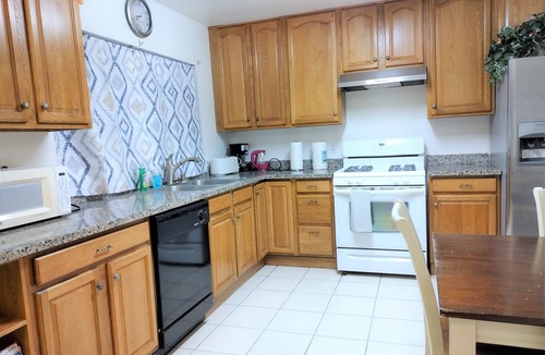 Richmond House | Nice 4br/3bath house unit walk to Del Norte BART