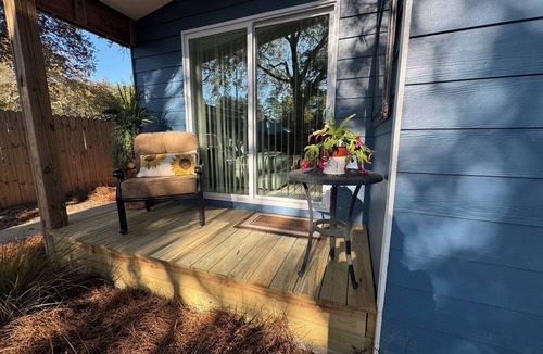 Niceville House | Niceville FL Charming 2-bedroom house with WiFi, AC OUTDOOR kitchen and LR