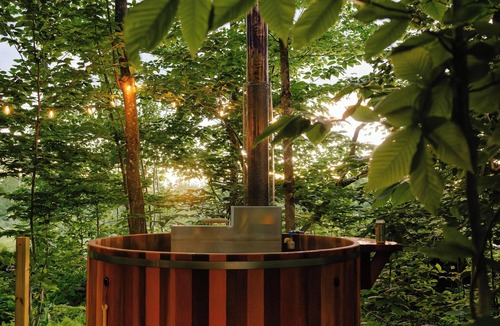 North Jay Cabin | Off-Grid w/Wood Fired Hot Tub - Modern, Clean and Cozy - 4 Kayaks - 90 Acres