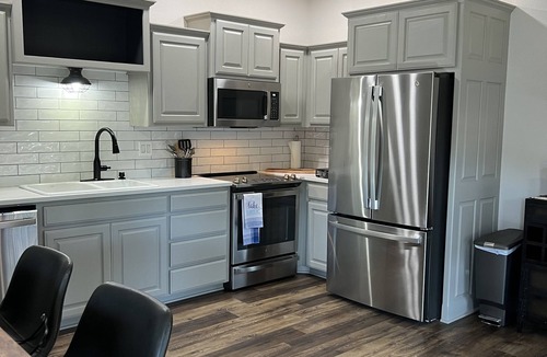 Lakeland Condo | On Lake Hamilton! Close to Oaklawn! Summertime getaway! Steps to the water!