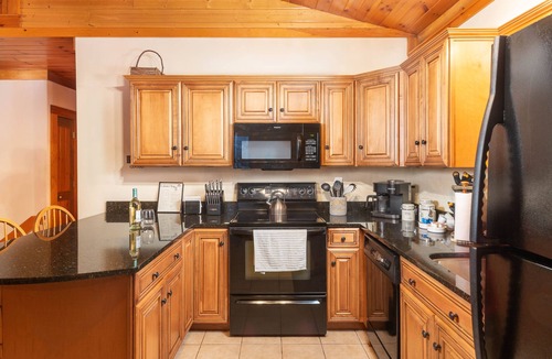 North Conway Cabin | Oversized log cabin. Saco River, hiking, golf, Storyland, skiing, family loved.