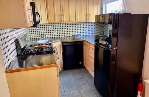 Oakland Apartment | Parking, Private Yard. Fast Wi-fi. Washer and Dryer. Pet friendly. Close to Bart