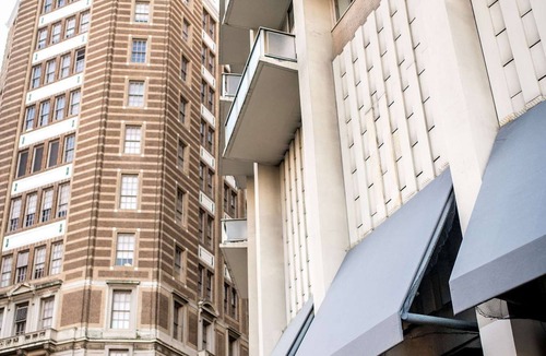Logan Square Hotel | Parkway City Stay | Skydeck, Pool + Full Kitchen