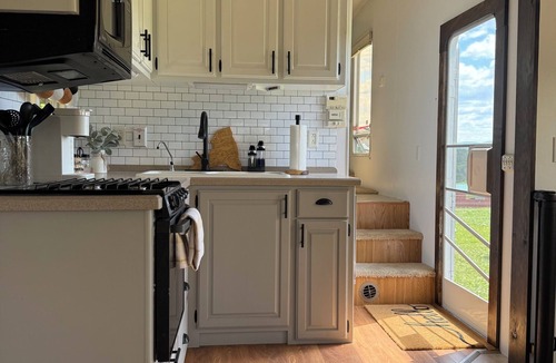 Town of Sharon House | Pasture Perch: Renovated Camper, Farm Setting & Mountain Views Near Dream Park