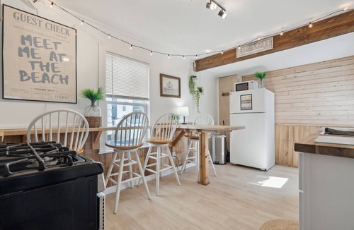 Hampton House | Pat’s Porch | 5 Mins Walk To Beach | Covered Porch