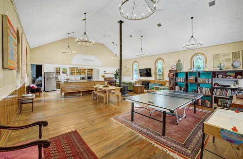 Spring Mills House | Peaceful Fun Church House, Sleep 8+, FreeParking, 19 miles Penn State University